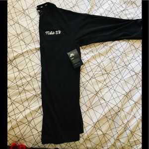 Nike skateboarding embroidered long sleeve NWT